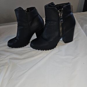 Seven7 size 8 chunky Y2K 90s retro black zipper feminine 3" heeled booties